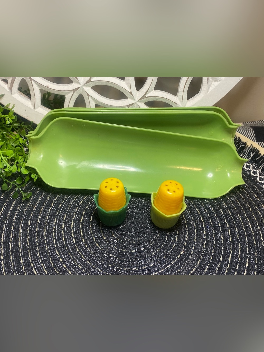 Vintage Corn on‎ the Cob Salt & Pepper Shakers W/ 4 Corn Trays